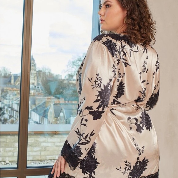 Gorgeous Robe set! - Picture 2 of 5